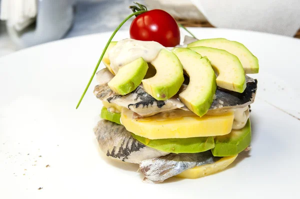 Insalata di aringhe con salsa di avocado su un piatto in un ristorante — Foto Stock