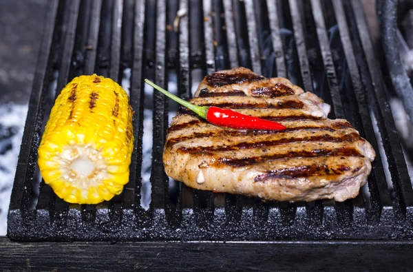 Cozinhar bife de vaca em uma grelha no restaurante — Fotografia de Stock