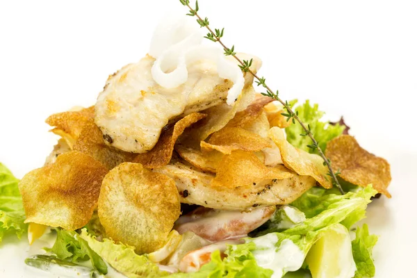 Sallad med kyckling och potatis med grönsaker — Stockfoto