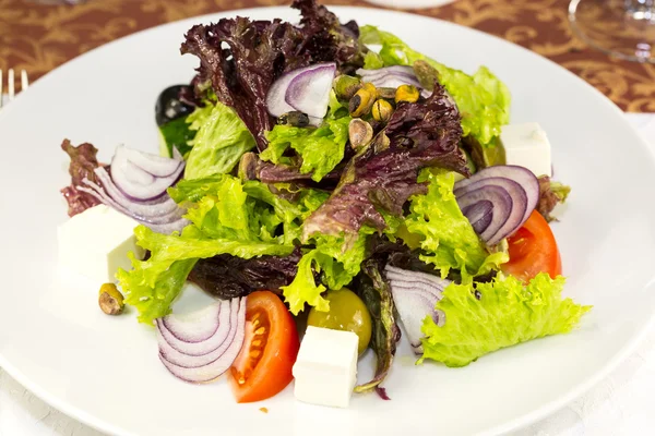 Salada grega em um fundo branco no restaurante — Fotografia de Stock