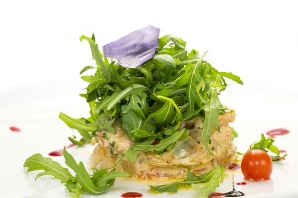 Салат з креветками та руколою на білому тлі в ресторані — стокове фото