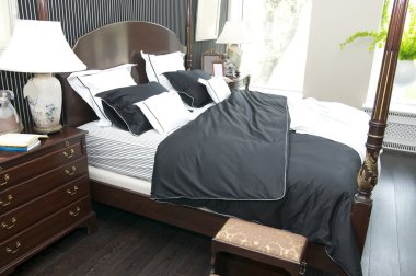 bir kraliçe yatak ve dolap parlak yatak odası