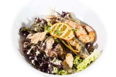 Sebzeli salata ve deniz ürünleri.
