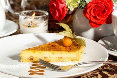 tatlı karamel ve berry ile