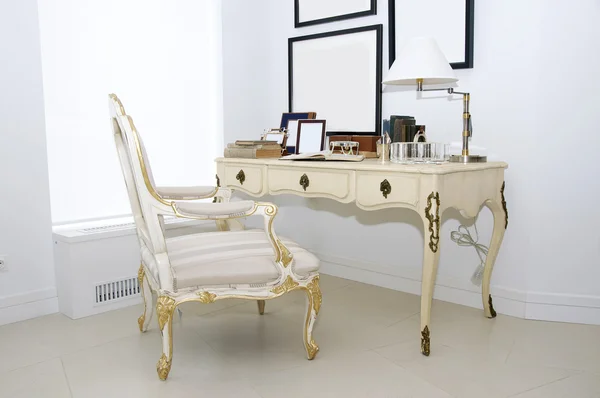 Büro mit bequemem Stuhl und Tisch aus Holz — Stockfoto