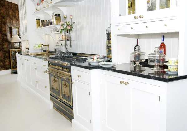 Bom interior com mobiliário e utensílios de cozinha — Fotografia de Stock