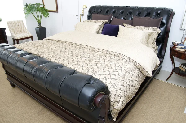 Camera da letto con letto in pelle — Foto Stock