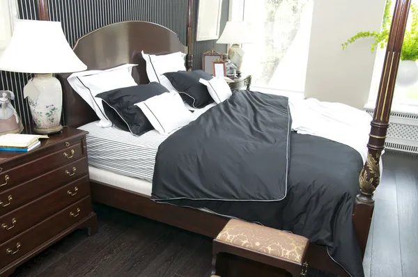 bir kraliçe yatak ve dolap parlak yatak odası