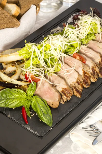 Kött som grillas på en grill med grönsaker — Stockfoto