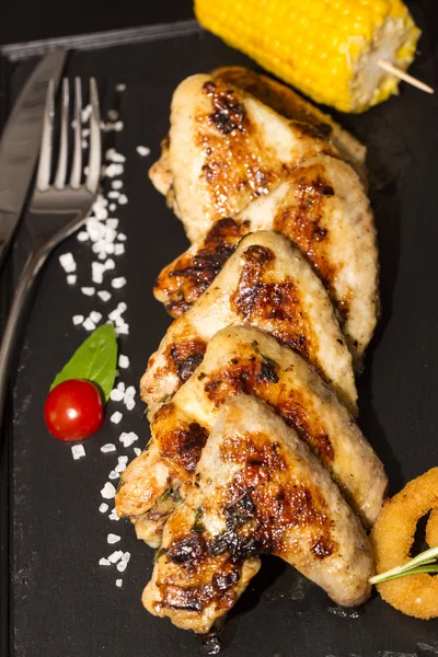 Ali di pollo con mais dolce — Foto Stock