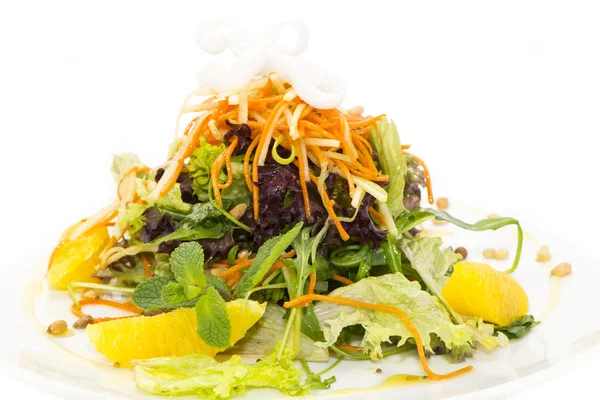 Ensalada de frutas y verduras sobre fondo blanco en el restaurante —  Fotos de Stock