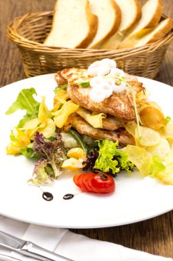 tavuk ve bir restoranda beyaz bir tabak patates salatası