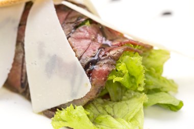 bir tabloda bir restoranda Dana carpaccio