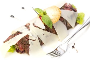 bir tabloda bir restoranda Dana carpaccio