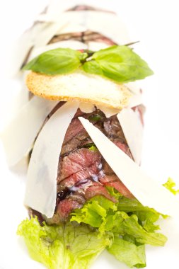 bir tabloda bir restoranda Dana carpaccio