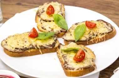 bir restoranda masada sıcak sandviç