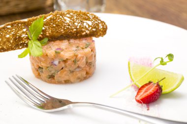 limon bir tablo içinde bir restoran ile et somon