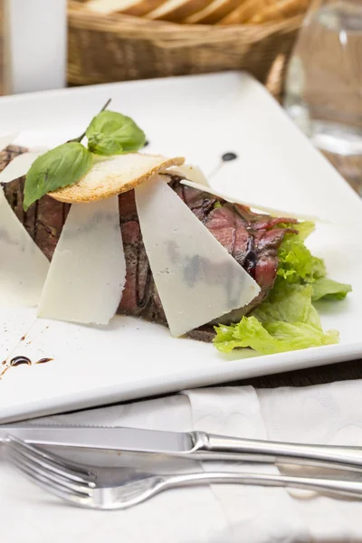 Carpaccio de boeuf sur une table dans un restaurant — Photo