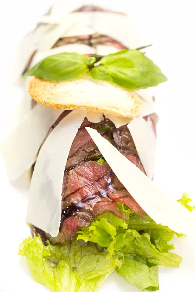 Rindfleisch-Carpaccio auf einem Tisch im Restaurant — Stockfoto