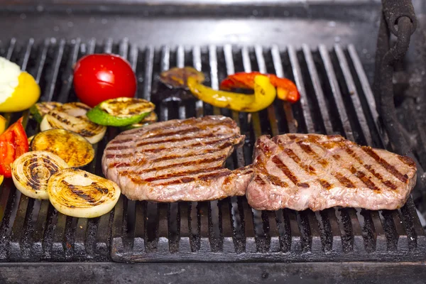 Steak auf dem Grill im Restaurant — Stockfoto