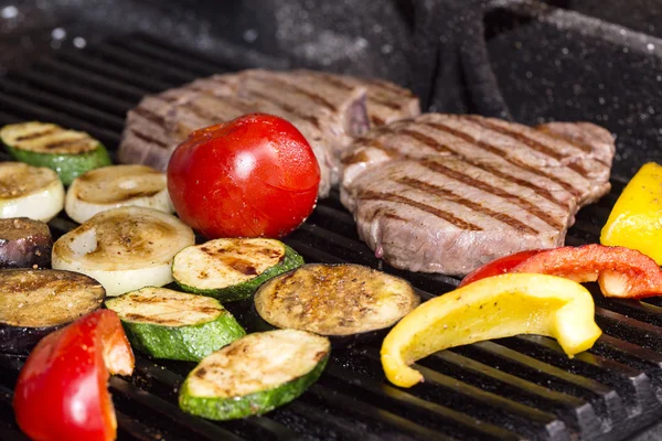 Koken een biefstuk op de grill in het restaurant — Stockfoto