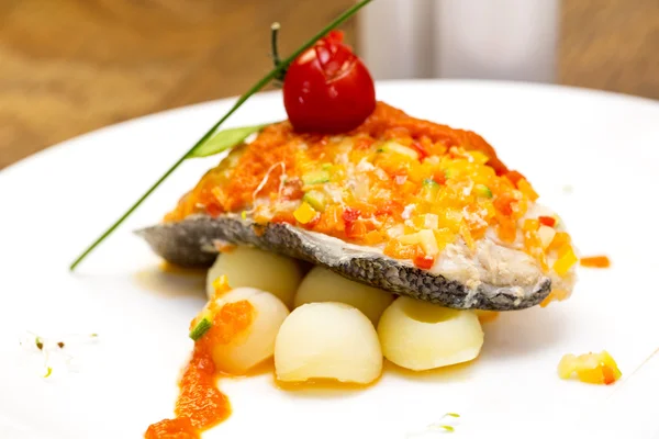 魚のトマトソースのポテト焼き — ストック写真
