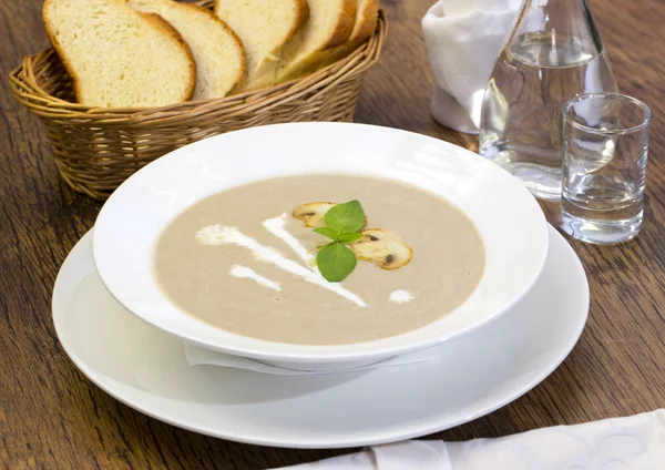 Houbová krémová polévka na stůl v restauraci — Stock fotografie