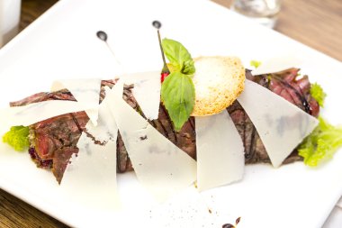 bir tabloda bir restoranda Dana carpaccio