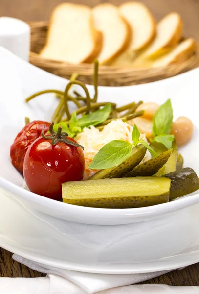 野菜のピクルス、キュウリ トマト アスパラガスとニンニク キャベツ — ストック写真