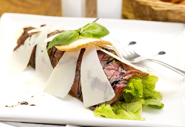 Carpaccio z wołowiny na stole w restauracji — Zdjęcie stockowe