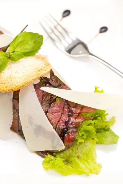 Rindfleisch-Carpaccio auf einem Tisch im Restaurant — Stockfoto