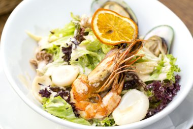 Sebzeli salata ve deniz ürünleri.