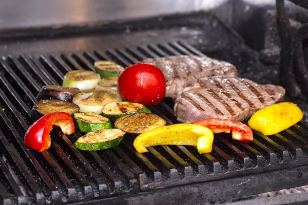 Koken een biefstuk op de grill in het restaurant — Stockfoto