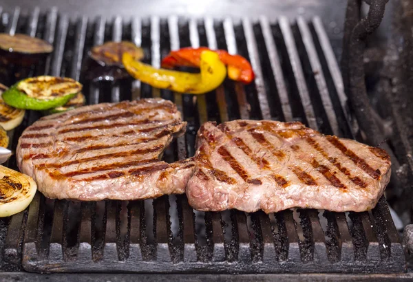 Cozinhar um bife na grelha do restaurante — Fotografia de Stock