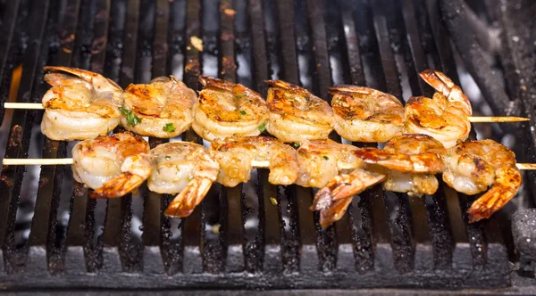 Camarones reales asados en la parrilla —  Fotos de Stock