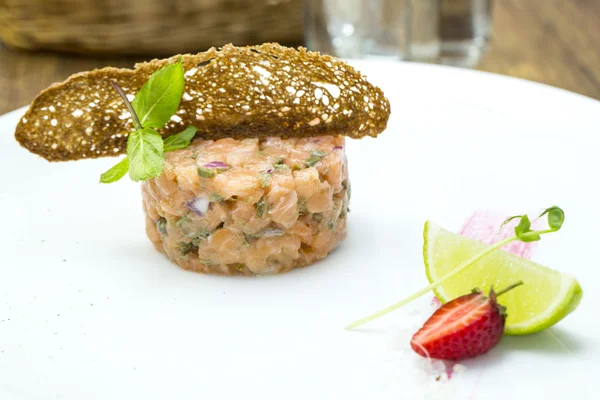 Mięso łososia z cytryny na stole w restauracji — Zdjęcie stockowe