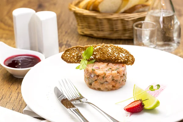 Salmón de carne con limón en una mesa en un restaurante — Foto de Stock