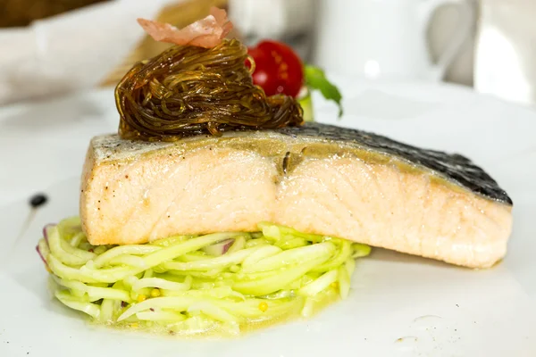 Bistecca di salmone in un ristorante e la salsa — Foto Stock