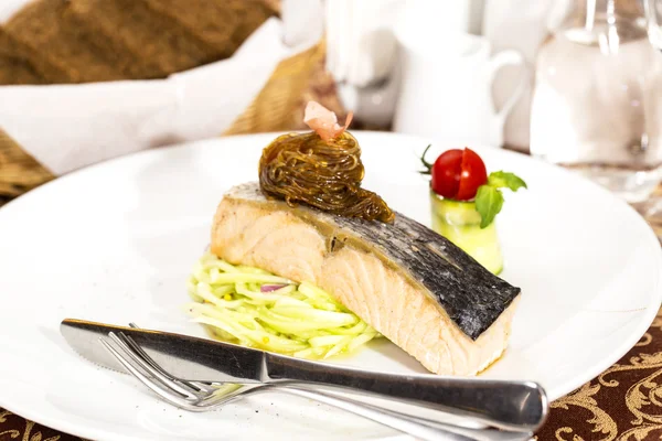 Bistecca di salmone in un ristorante e la salsa — Foto Stock