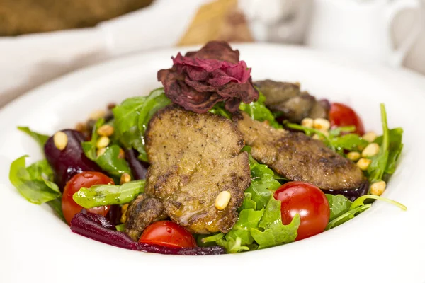 Konijn lever salade met rucola in een restaurant — Stockfoto