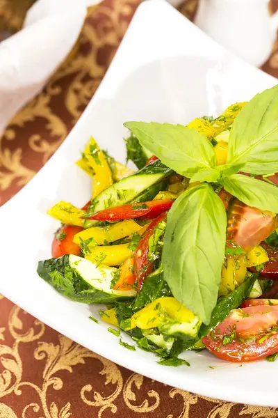 Ensalada de verduras en una mesa en un restaurante —  Fotos de Stock