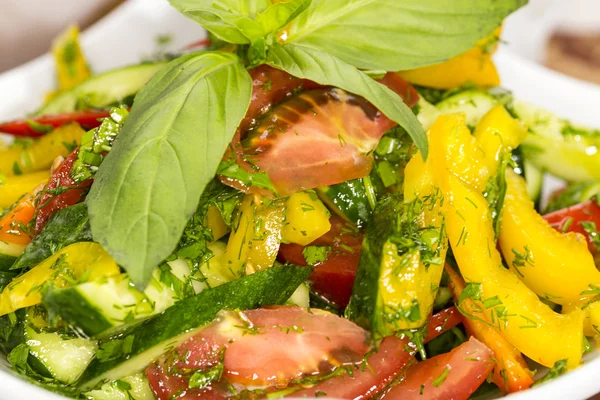 Salada vegetal em uma mesa em um restaurante — Fotografia de Stock