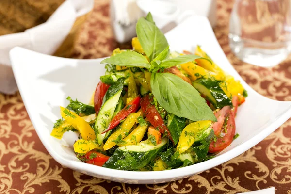 Salada vegetal em uma mesa em um restaurante — Fotografia de Stock
