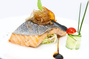 bir restoran ve soslu somon steak