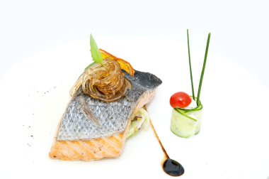 bir restoran ve soslu somon steak