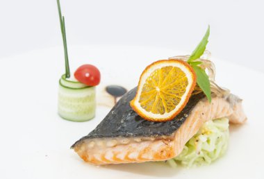 bir restoran ve soslu somon steak