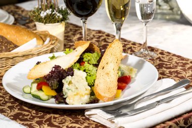 peynir ve et bir restoranda masaya salatası
