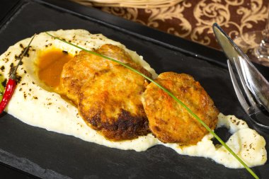 patates püresi ile havuç yağda kızarmış pirzola