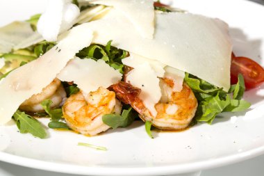 sebze, et ve beyaz zemin üzerine peynir salatası