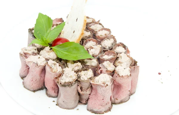 Rotoli di carne con formaggio isolato su bianco — Foto Stock